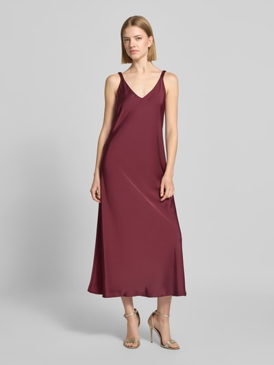 Frauenmodel trägt Cocktailkleid aus Satin mit V-Ausschnitt von Vera Mont in Bordeaux, A-Linie, Midikleid, schimmernde Struktur, Ganzkörperansicht von vorne.
