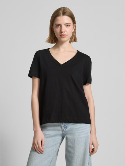 Frauenmodel trägt Relaxed Fit T-Shirt aus reiner Baumwolle von s.Oliver RED LABEL in Schwarz, melierte Jersey-Textur, V-Ausschnitt, Kurzarm, Ganzkörperansicht von vorne.