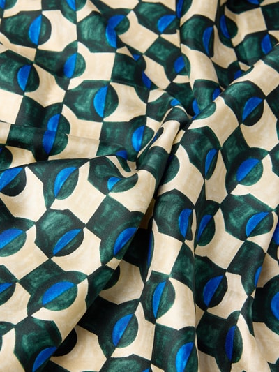 Produktfoto, kleurrijk geometrisch patroon met groene, beige en blauwe vormen op zijde. Schal aus reiner Seide Modell 'WKAONESTO' van Weekend Max Mara, Dames