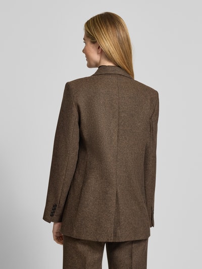 Frauenmodel trägt Blazer aus Woll-Mix mit Viskose-Anteil Modell 'PIPER' von Mango, Straight Fit, Reverskragen, 2-Knopfleiste, Aufgesetzte Taschen, Rückenlänge 72 cm, Brustweite 41 cm, Ärmellänge 61 cm, Brauntöne, texturierte Oberfläche, Ganzkörperansicht Rückansicht.
