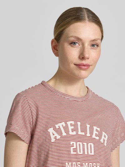 Frauenmodel trägt Regular Fit T-Shirt mit Logo-Print von MOS MOSH, gestreift in Rot-Weiß, Reine Baumwolle, Rundhalsausschnitt, Damen T-Shirt, Nahaufnahme Oberkörper. Rückenlänge bei Größe S: 63 cm.
