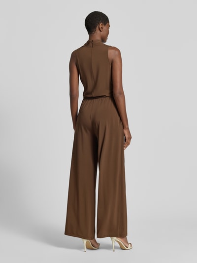 Frauenmodel trägt Jumpsuit aus Viskose-Mix Modell 'TROPICO' von Weekend Max Mara in Braun, unifarben, mit Bindegürtel und Gürtelschlaufen, Ganzkörperansicht Rückansicht.