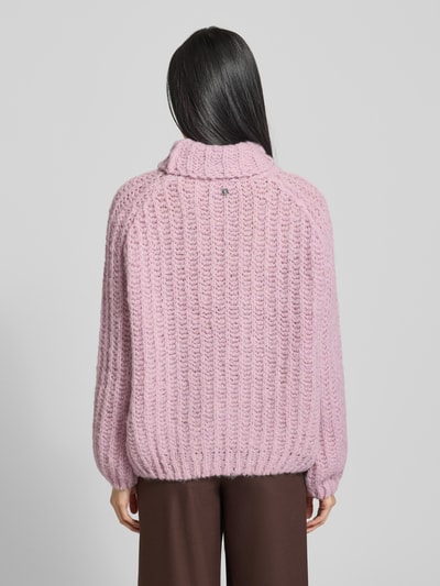 Frauenmodel trägt Strickpullover mit Rollkragen von Smith and Soul in Hellrosa, lockerer Schnitt, Material-Mix mit Alpaka, Ganzkörperansicht Rückansicht