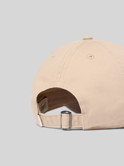 Produktfoto, Base Cap mit floralem Stitching von Forét aus Reine Baumwolle in Beige, Strapback-Verschluss, Logo-Detail, florale Textur