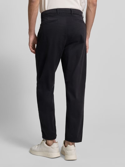 Männermodel trägt Stoffhose mit Gesäßtaschen von Casual Friday, schwarze Farbe, gerader Schnitt, Ganzkörperansicht Rückansicht.
