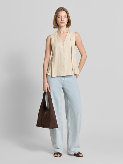 Frauenmodel trägt Weste aus Leinen-Viskose-Mix Modell 'LINNO' von ICHI in Beige, Regular Fit, V-Ausschnitt, Knopfleiste, Ganzkörperansicht von vorne.