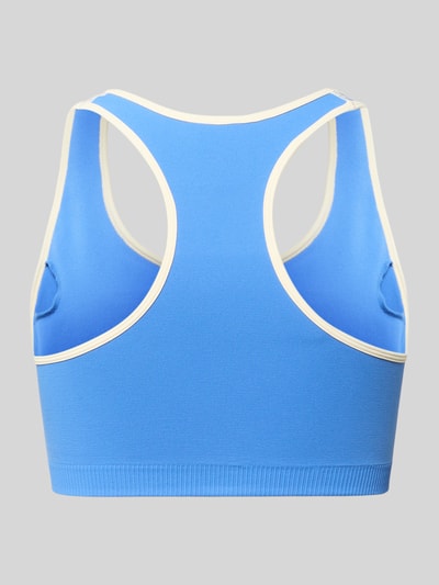 Vrouwenmodel draagt Sport-BH met Logo-Print und Low Support van P.E Nation in blauw met witte accenten, racerback, materiaal-mix met stretch en uitneembare cups, low support, detailopname rugaanzicht.