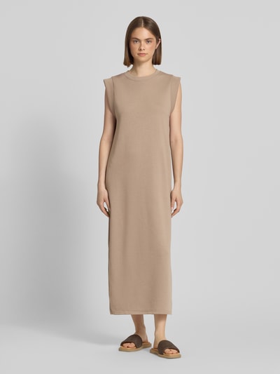 Frauenmodel trägt Regular Fit Sweatkleid aus Baumwoll-Mix Modell 'CHILLI SUMMER' von Pieces, Optik: Unifarben, Maxi-Länge, Rundhals, Ärmelform: Ohne, Saum: Seitenschlitze, Materialverarbeitung: Sweat, Ganzkörperansicht von vorne.