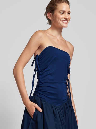 Amy Lynn Abendkleid mit seitlichen Schnürungen Modell 'Alexa' Marine 3