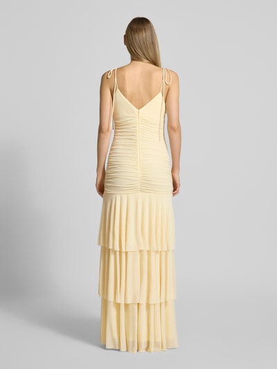 Vrouwenmodel draagt 'Abendkleid im Stufen-Look mit Raffungen' van Jake*s Cocktail, materiaalmix met stretch, nauw aansluitend, laagjeslook, plooien, V-hals, bandjes met vetersluiting, maxilengte, ruglengte maat 36: 139 cm, borstwijdte maat 36: 34 cm, geheel van achteren.