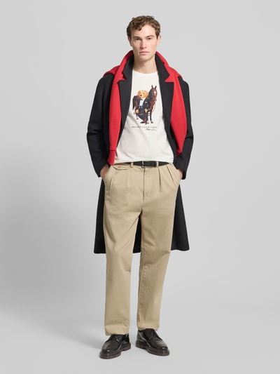 Männermodel trägt T-Shirt mit Label-Print und Rundhalsausschnitt von Polo Ralph Lauren, Herren T-Shirt, Reine Baumwolle, Regular-Fit, Ganzkörperansicht von vorne.