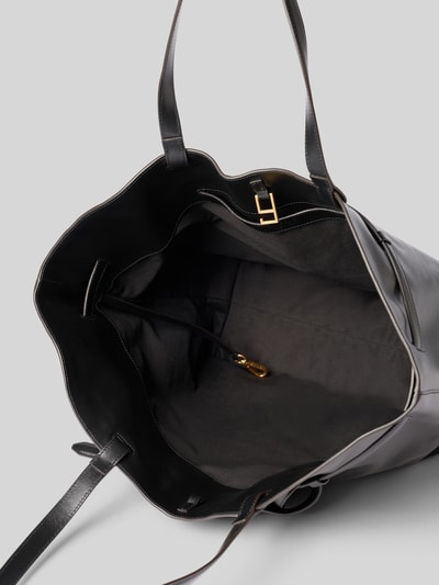 Produktfoto, Tote Bag met haakjessluiting van Anine Bing, glanzende look, hoofvak met karabijnhaak, sierriempjes met doornsluiting, zwart, afmetingen maat 1: breedte 52 cm, lengte 36 cm, diepte 17 cm