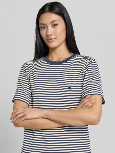 Frauenmodel trägt Regular Fit T-Shirt aus reiner Baumwolle Modell 'WKDVENACO' von Weekend Max Mara, Damen T-Shirt, Nahaufnahme Oberkörper.