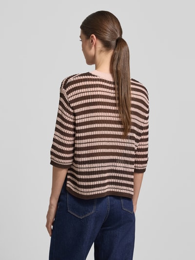 Frauenmodel trägt Strickshirt mit 3/4-Arm Modell 'Punny' von OPUS, Baumwoll-Mix, Regular-Fit, gestreiftes Muster, Rückenlänge 48 cm, Ganzkörperansicht Rückansicht.