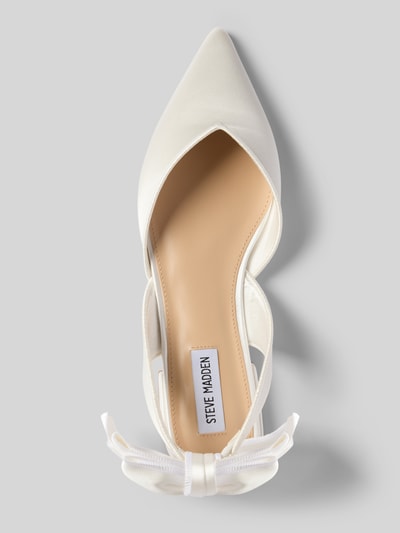 Produktfoto, Slipper met strikdetail model 'Synthia' van Steve Madden, satijn, spitse neus, open hiel, gladde zool, hak 2 cm, beige.