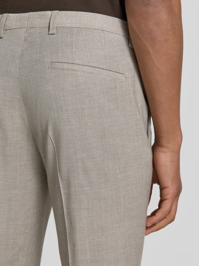 Mężczyzna nosi Extra Slim Fit Anzughose aus Viskose-Schurwoll-Mix Modell 'HESTEN253X' od HUGO, tkanina melanżowa, detal tylnej kieszeni, zbliżenie tylnej części