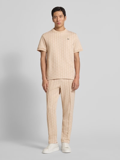 Männermodel draagt Regular Fit T-shirt met katoen van Lacoste, look: effen, monogrammotief, logopatch, ronde hals, korte mouw, geribd, Ganzkörperansicht van voren.