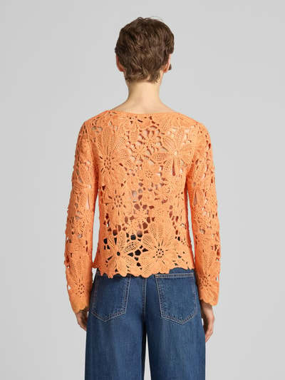 Frauenmodel trägt Strickshirt mit Häkelspitze Modell 'Cornelly' von monari in Orange, gerader Schnitt, Lochmuster, Rückansicht Ganzkörperansicht.