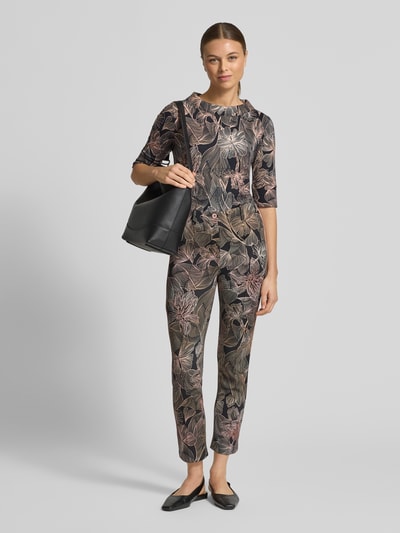 Frauenmodel trägt T-Shirt mit Stehkragen von Marc Cain aus Baumwoll-Elasthan-Mix, Slim Fit, 1/2-Ärmel, Rückenlänge 54 cm, Ganzkörperansicht von vorne