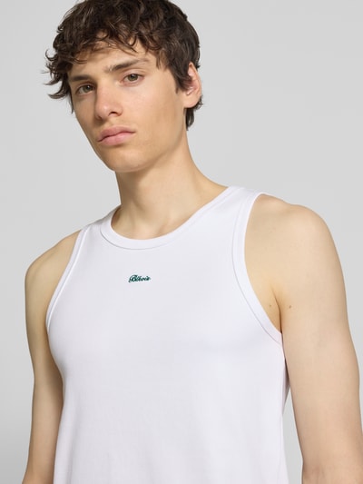Mannelijk model draagt tanktop in riblook met labelstitching van BLKVIS, mix van katoen en elastaan, slim fit, ruglengte maat M 63 cm, Nahaufnahme Oberkörper.