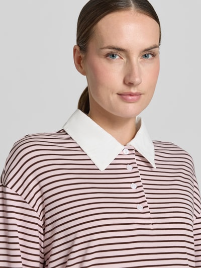 Frauenmodel trägt Regular Fit Poloshirt aus Lyocell-Mix Modell 'ANNI' von VILLA SOPHIE, Optik: Unifarben, Label-Applikation, Polokragen, Knopfleiste, Langarm, Jersey, Nahaufnahme Oberkörper.