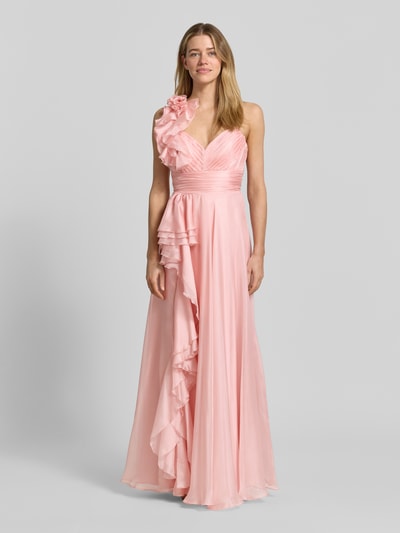 Modelka kobieca ma na sobie 'Abendkleid mit Volants und Herz-Ausschnitt' od V.M., różowy satynowy materiał, fason A-linia, maxi, sercowy dekolt, z tyłu krzyżowane cienkie ramiączka, falbany, tylne zapięcie na haftkę i zamek, długość pleców w rozmiarze 36: 122 cm, szerokość w rozmiarze 36: 32 cm, widok całej sylwetki z przodu