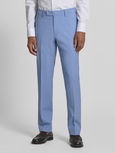 Männermodel trägt Anzughose mit Bügelfalte und französischen Eingrifftaschen von HECHTER PARIS in Hellblau, Straight Fit, Material-Mix, Ganzkörperansicht von vorne.