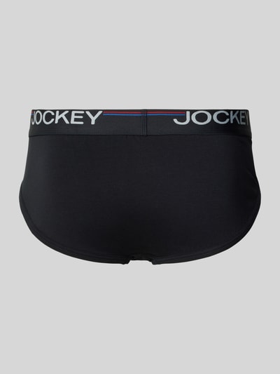 Männermodel trägt Slim Fit Briefs mit Logo-Detail im 3er-Pack von Jockey, schwarzer elastischer Baumwoll-Mix, elastischer Bund, Ganzkörperansicht Rückansicht.