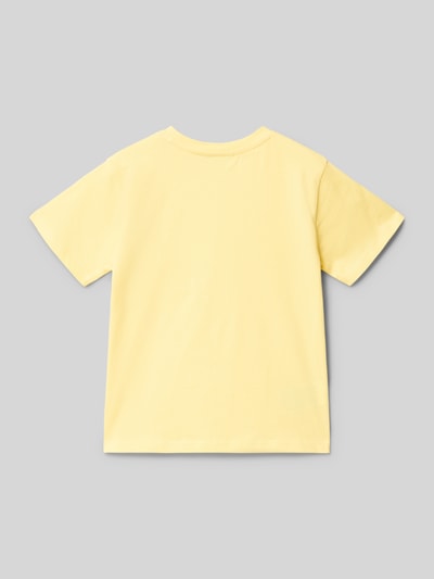 Junge trägt Regular Fit T-Shirt mit Motiv-Print von Mayoral, Kinder T-Shirt aus Reine Baumwolle, gelb, Rundhalsausschnitt, Rückenansicht, Rückenlänge 44 cm bei Größe 116.