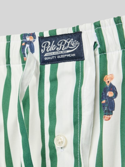Produktfoto, grün-weiß gestreifte Regular Fit Pyjama-Hose aus reiner Baumwolle von Polo Ralph Lauren Underwear mit Bärenmotiv, Detailaufnahme