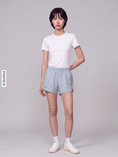 Frauenmodel trägt Regular Fit Sportshorts mit elastischem Bund von Under Armour in Hellgrau, kombiniert mit weißem T-Shirt, Ganzkörperansicht von vorne, Damen Sportshorts von Under Armour, KI-modifiziertes Bild.