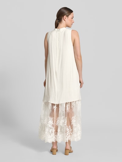 Kobieta modelka nosi Relaxed Fit Maxikleid aus Viskose-Mix Modell 'Tenley' od Copenhagen Muse, kremowy kolor, koronkowy półprzezroczysty dół, bez rękawów, stójka, Szerokość w rozmiarze S: 47 cm, długość 133 cm, widok całej sylwetki z tyłu