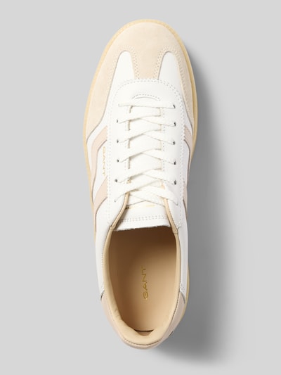 Produktfoto, Sneaker aus Leder mit Plateausohle Modell 'Cuzmani' von Gant in Weiß und Beige mit abgerundeter Form, Schnürung, Label-Detail, profilierte Plateausohle, Echtleder, Absatzhöhe 4 cm, Schafthöhe 7 cm, Schaftweite 6 cm.