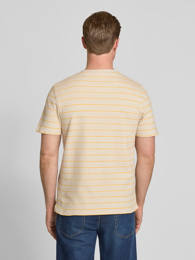 Männermodel trägt T-Shirt mit Streifenmuster und Logo van camel active, regular fit, zuiver katoen, ronde hals, lengte maat M 70 cm, Ganzkörperansicht Rückansicht.