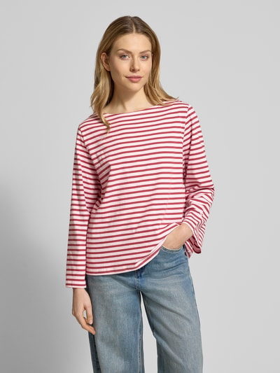 Vrouwenmodel draagt Loose Fit Langarmshirt uit pure katoen van Soyaconcept, rood-wit gestreept, bootshals, lange mouwen, casual look, dames langarmshirt, frontale bovenlichaam close-up.