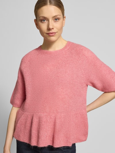 Frauenmodel trägt Strickpullover aus Alpaka-Mix Modell 'Thora' von MOS MOSH in Rosa mit Regular Fit, Nahaufnahme Oberkörper.