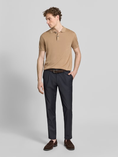 Männermodel trägt Straight Fit Stoffhose mit Woll-Anteil von g1920 in Dunkelblau, Elastischer-Material-Mix, Bundfalten, Eingrifftaschen, Gesäßtaschen, Haken-Reißverschluss, Bundweite 46 cm, Innenbeinlänge 80 cm, Ganzkörperansicht von vorne.
