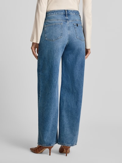 Vrouwenmodel draagt Straight Fit Jeans uit puur katoen van Liu Jo White met asymmetrische look en 5-pocketmodel, Ganzkörperansicht Rückansicht.