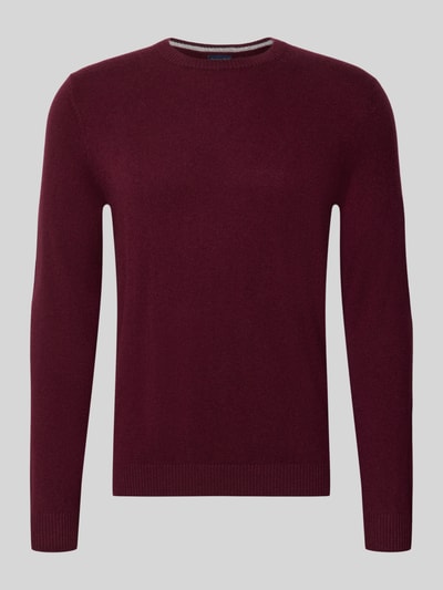 Produktfoto, dunkelroter Kaschmirpullover mit gerippten Abschlüssen von Christian Berg Men, gerader Schnitt, Rundhalsausschnitt, weiche Textur, Rückenlänge und Ärmellänge bei Größe M jeweils 72 cm, reines Kaschmir