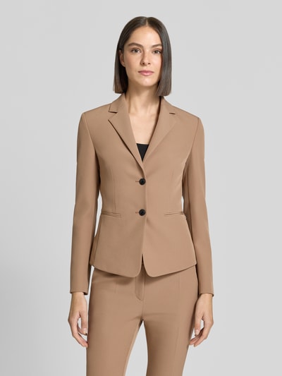 Frauenmodel trägt Regular Fit Kurzblazer mit Reverskragen Modell 'Agonia' von HUGO in Beige, glatte Struktur, Damen Kurzblazer, Ganzkörperansicht von vorne.