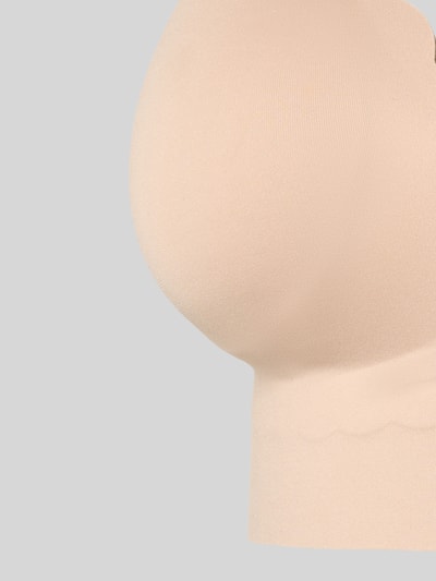 Frauenmodel trägt Bustier mit herausnehmbaren Cups von Skiny in Beige, Material-Mix mit Stretch-Anteil, körpernahe Passform, Nahaufnahme Oberkörper.