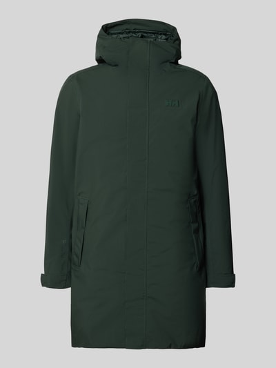 Produktfoto, zielony płaszcz męski z kapturem, prosty fason, detal z logo, Regular Fit, Model 'Brussel' od Helly Hansen, długość tyłu 96 cm, szerokość ramion w rozmiarze M: 46 cm, szerokość klatki piersiowej w rozmiarze M: 51 cm, długość rękawów w rozmiarze M: 66 cm