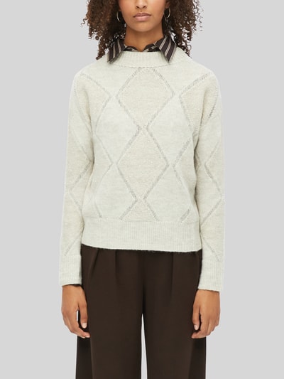 Modelka kobieca nosi Pullover mit leichtem Stehkragen von S. OLIVER BLACK LABEL, jasny, jednolity kolor, wzór argyle, wysoki dekolt, długie rękawy, prążkowane wykończenia, mieszanka wełny i alpaki, widok całej sylwetki z przodu.