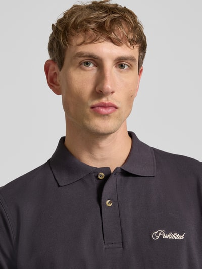 Männermodel trägt Slim Fit Poloshirt mit Label-Stitching Modell 'Hampton' von PROHIBITED aus Reine Baumwolle, Nahaufnahme Oberkörper.