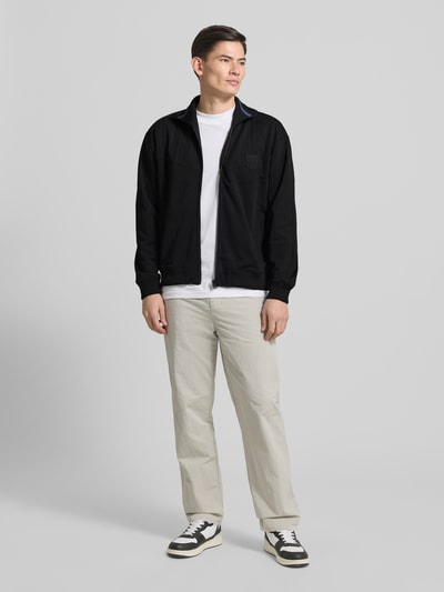 Männermodel trägt Regular Fit Sweatjacke aus Baumwoll-Mix Modell 'DAVRONTO' von HUGO, Optik: unifarben, Ganzkörperansicht von vorne.