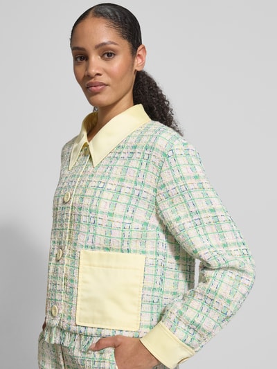 Kobiece modelka nosi Regular Fit Blazer mit Fransen od Marc Cain, mieszanka materiałów z dodatkiem wiskozy, duże nakładane kieszenie, wykładany kołnierz, listwa guzikowa, frędzle, pastelowe kolory, tekstura melanżowa, szerokość w rozmiarze 36: 45 cm, długość tyłu: 50 cm, długość rękawów: 57 cm, widok na górną część ciała z przodu