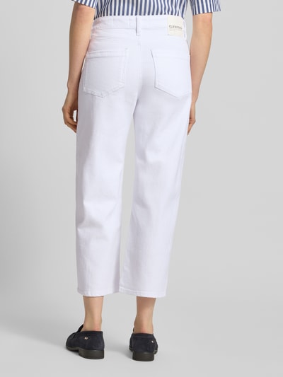 Vrouwenmodel draagt Cropped Jeans met steekzakken model 'Jul' van Gang, katoenmix met stretch, kort, binnenbeenlengte 65 cm, bandwijdte 39 cm, witte stof met rechte pijpen. Ganzkörperansicht Rückansicht.