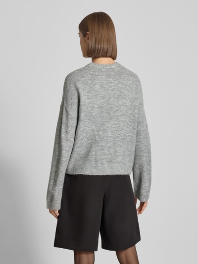 ONLY Sweter z dzianiny o kroju regular fit z okrągłym dekoltem model ‘SIMONI’ Średnioszary melanż 5