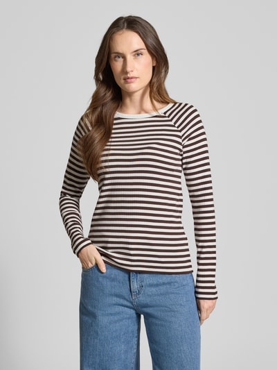 Modelka nosi Slim Fit Longsleeve mit Rundhalsausschnitt Modell 'Sorka' od OPUS, czarno-białe paski, czysta bawełna, przód, ujęcie całopostaciowe