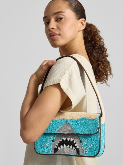 Frauenmodel trägt Handtasche mit Pailletten Modell 'TOMMY' von Staud, Türkis-, Beige- und Schwarztöne, Überschlag, Tragehenkel, Hauptfach, Magnetverschluss, detailreiche Struktur, Ganzkörperansicht Rückansicht.